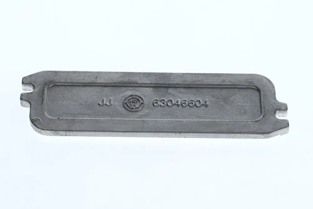 Reinigungsdeckel aus Metall mit eingravierten Zeichen und Zahlen, geeignet für Bosch-Kesselblock. Die Form ist gerade mit Ausschnitten an den Enden.